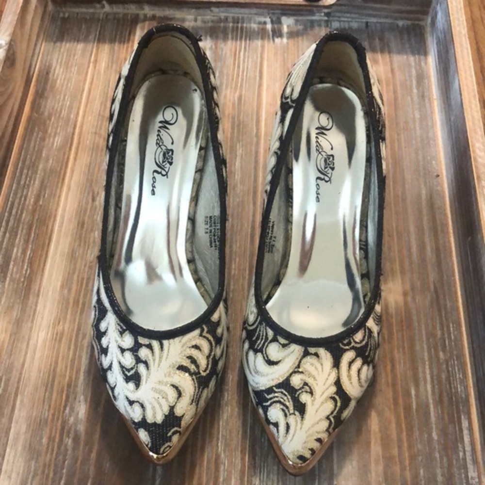 Wild Rose floral detailed heels. EUC